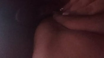 mujer se masturba mientras maneja