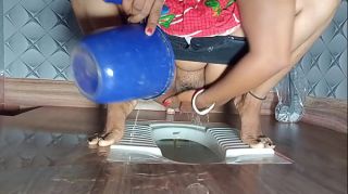 hyderabad saree aunty peeing
