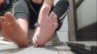 woman masterbaiting showing feet