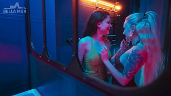 lesbian picks up straight girl