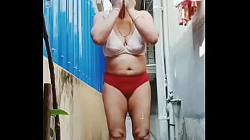 moti aunty bathing com