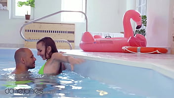 sunnylieon fuck in sewwing pool